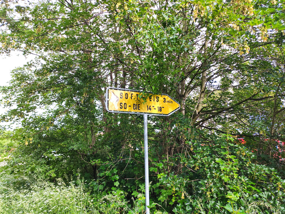 Softeis-Schild am Runstedter See bei Großkayna