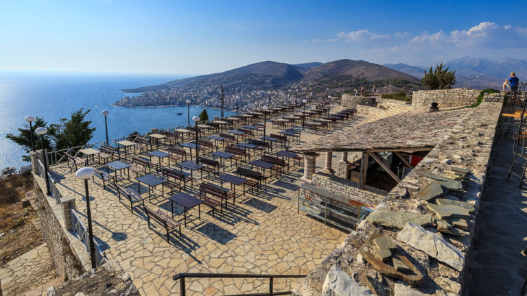 Blick über das Restaurant auf Burg Lekuresi auf Saranda und das Mittelmeer