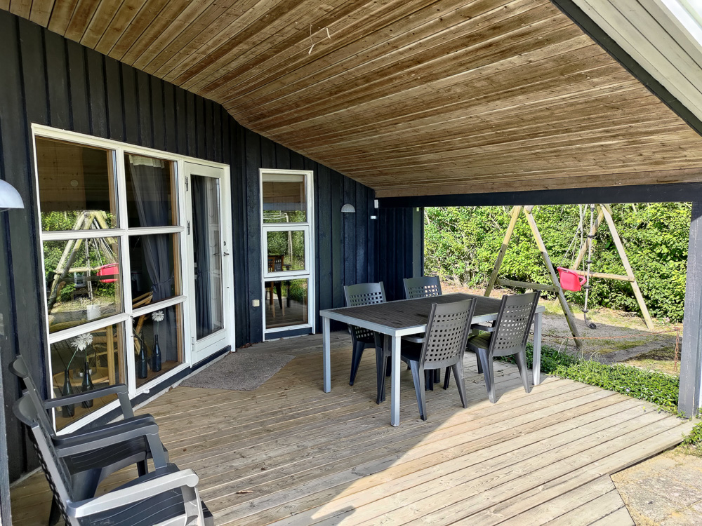Die großzügig überdachte Terrasse unserer Ferienhütte in Skaven Strand hat uns besonders gut gefallen
