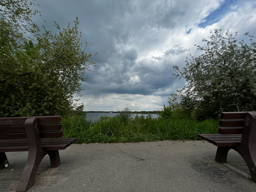 Kaum hat man den Wald verlassen, bieten die ersten Bänke eine Sitzmöglichkeit mit Seeblick auf der Markranstädter Seite des Kulkwitzer Sees
